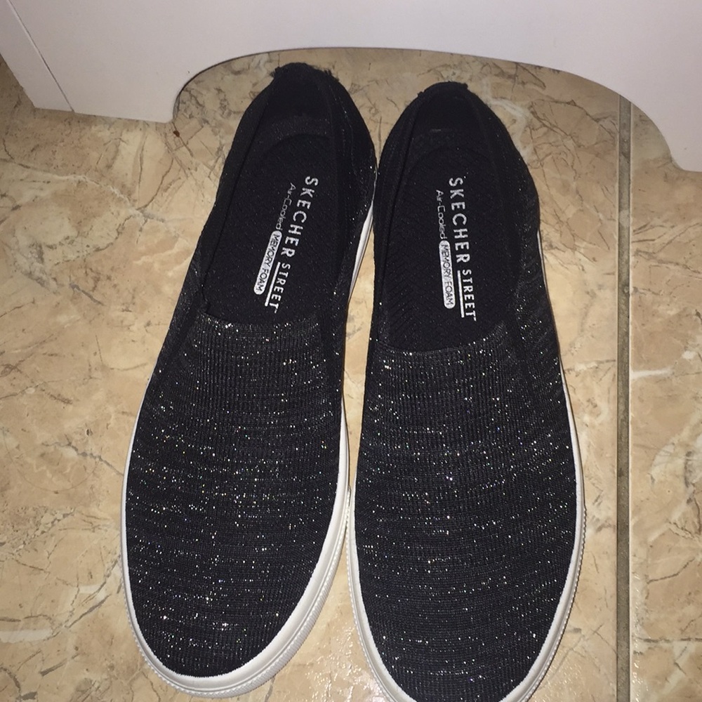 I’m selling theseSkecher street Air!!!